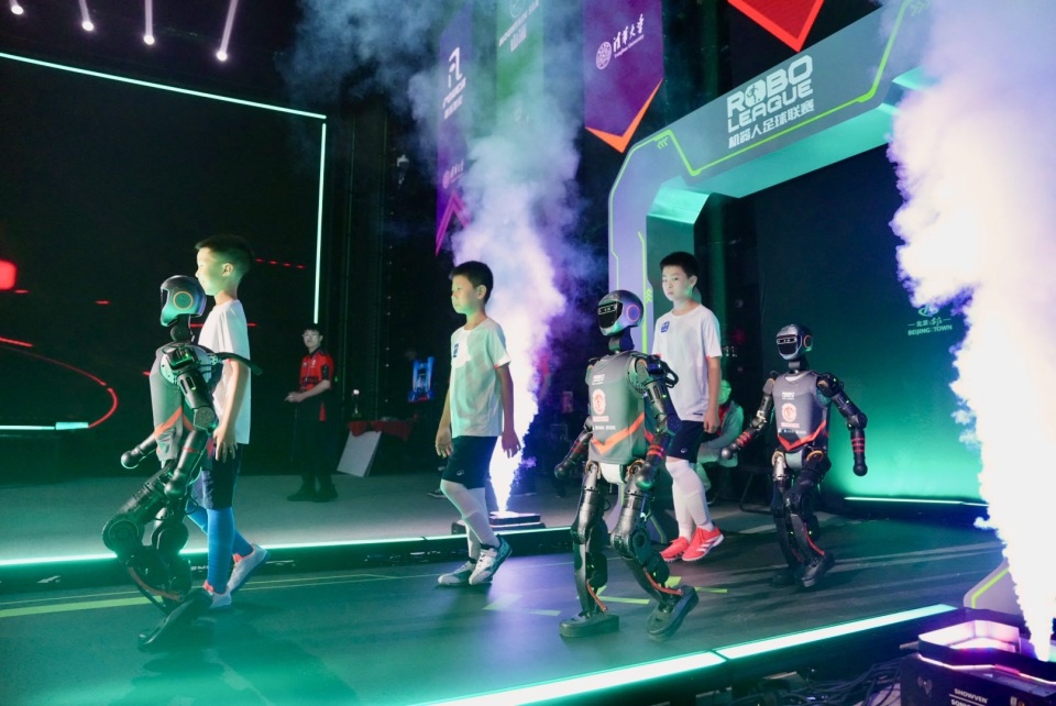 不仅完成得 不仅完成得